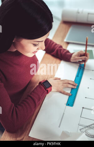 Aufmerksame weibliche Person die Arbeit mit Vergnügen Stockfoto