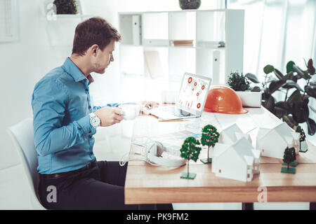 Konzentriert Büro Arbeiter am Laptop suchen Stockfoto