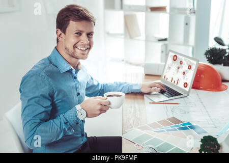 Positiv erfreut Architekt auf Kamera posieren Stockfoto