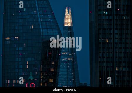 Der Shard und einen schwarzen Brüder in der Nacht Stockfoto