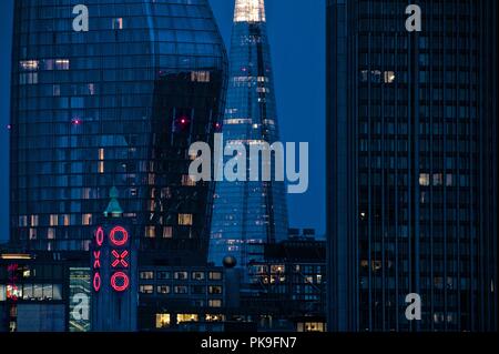 Der Shard und einen schwarzen Brüder in der Nacht Stockfoto