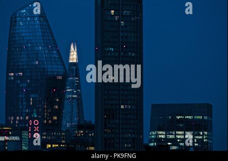 Der Shard und einen schwarzen Brüder in der Nacht Stockfoto