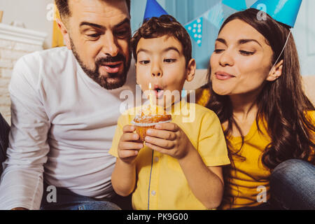 Kräftige jolly Familie in Geburtstagsfeier Stockfoto