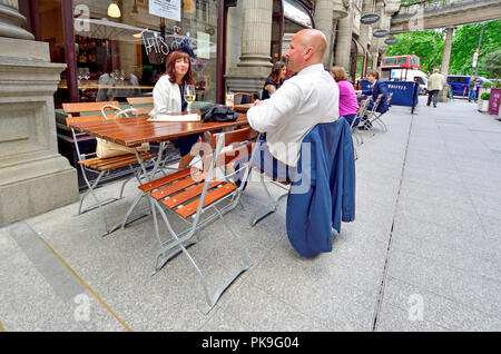 Paar mit einem Drink im Freien in sizilianischen Avenue, Holborn, London, England, UK. Stockfoto