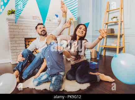 Ziemlich gemütlich Familie spielen während der Partei Stockfoto