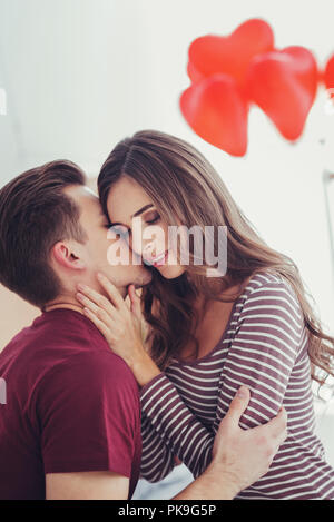 Portrait des jungen Mannes Küssen seine erstaunliche Freundin Stockfoto