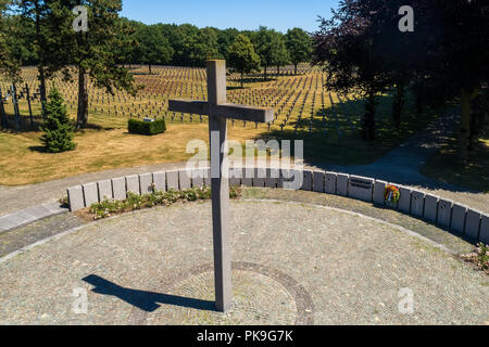 Ysselsteyn, Niederlande - 29. Juni 2018: Luftaufnahme von Ysselsteyn ist der größte deutsche Soldatenfriedhof in der Welt mit Gräbern der 31,598 Ger Stockfoto