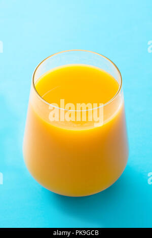 Mango Lassi Dessert. Traditionelle indische Drink auf blauem Hintergrund. Stockfoto
