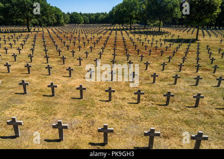 Ysselsteyn, Niederlande - 29. Juni 2018: Luftaufnahme von Ysselsteyn ist der größte deutsche Soldatenfriedhof in der Welt mit Gräbern der 31,598 Ger Stockfoto