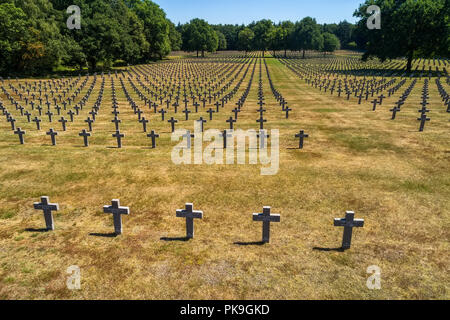 Ysselsteyn, Niederlande - 29. Juni 2018: Luftaufnahme von Ysselsteyn ist der größte deutsche Soldatenfriedhof in der Welt mit Gräbern der 31,598 Ger Stockfoto