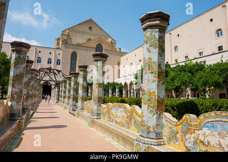 Neapel, Italien - 1. AUGUST 2018: Sonnige Kreuzgang von Buyer mit Majolika-fliesen aus Kloster Santa Chiara in Neapel, Italien eingerichtet. Stockfoto