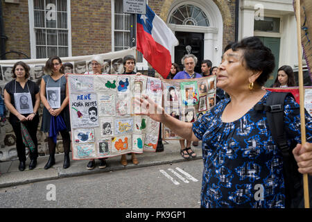 Ehemalige Exil politischen Gefangenen und Familien Bühne eine Mahnwache außerhalb der chilenischen Botschaft patchworks Anzeigen in London den 45. Jahrestag des Militärputsches 1973, als Tausende von Menschen verschwunden und wurde getötet und durch die Diktatur von General Pinochet gefangengesetzt zwischen 1973-1989. England, UK zu gedenken. Stockfoto