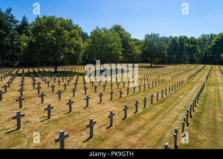 Ysselsteyn, Niederlande - 29. Juni 2018: Luftaufnahme von Ysselsteyn ist der größte deutsche Soldatenfriedhof in der Welt mit Gräbern der 31,598 Ger Stockfoto