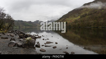 Regnerischen Frühlingstag am Llyn Crafnant Trefriw in der Nähe von Snowdonia, North Wales. Stockfoto
