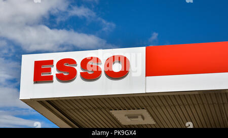 Loten, Norwegen - ESSO Tankstelle. ESSO ist ein Handelsname für ExxonMobil und seinen verbundenen Unternehmen. Stockfoto