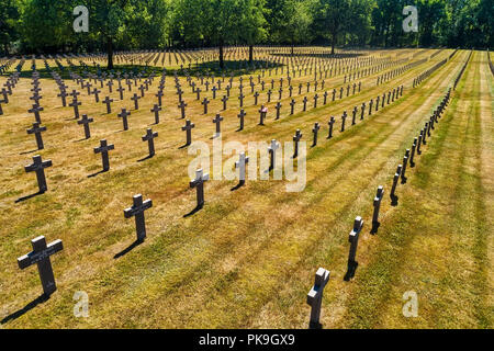 Ysselsteyn, Niederlande - 29. Juni 2018: Luftaufnahme von Ysselsteyn ist der größte deutsche Soldatenfriedhof in der Welt mit Gräbern der 31,598 Ger Stockfoto