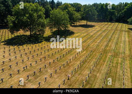 Ysselsteyn, Niederlande - 29. Juni 2018: Luftaufnahme von Ysselsteyn ist der größte deutsche Soldatenfriedhof in der Welt mit Gräbern der 31,598 Ger Stockfoto