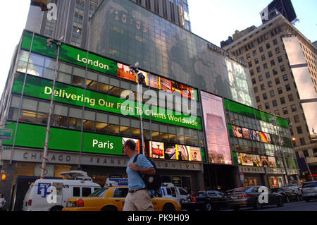 Passanten und Medien außerhalb des Lehman Brothers Global Headquarter in New York am Montag, 15. September 2008. Lehman Insolvenz schutz und ist eine der größten Investmentbanken seit den 90er Konkurs von Drexel Burnham Lambert während der Junk bonds Krise zu minimieren. (Â© Frances M. Roberts) Stockfoto