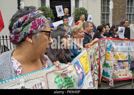 Ehemalige Exil politischen Gefangenen und Familien Bühne eine Mahnwache außerhalb der chilenischen Botschaft patchworks Anzeigen in London den 45. Jahrestag des Militärputsches 1973, als Tausende von Menschen verschwunden und wurde getötet und durch die Diktatur von General Pinochet gefangengesetzt zwischen 1973-1989. England, UK zu gedenken. Stockfoto