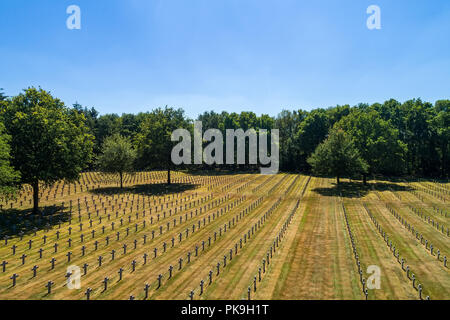 Ysselsteyn, Niederlande - 29. Juni 2018: Luftaufnahme von Ysselsteyn ist der größte deutsche Soldatenfriedhof in der Welt mit Gräbern der 31,598 Ger Stockfoto