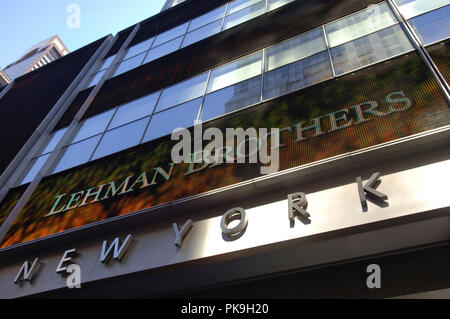 Lehman Brothers Global Headquarter in New York am Montag, 15. September 2008. Lehman Insolvenz schutz und ist eine der größten Investmentbanken seit den 90er Konkurs von Drexel Burnham Lambert während der Junk bonds Krise zu minimieren. (© Frances M. Roberts) Stockfoto