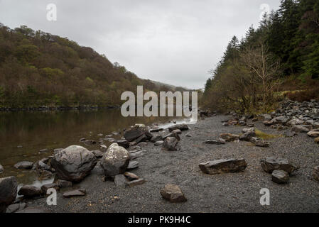 Regnerischen Frühlingstag am Llyn Crafnant Trefriw in der Nähe von Snowdonia, North Wales. Stockfoto