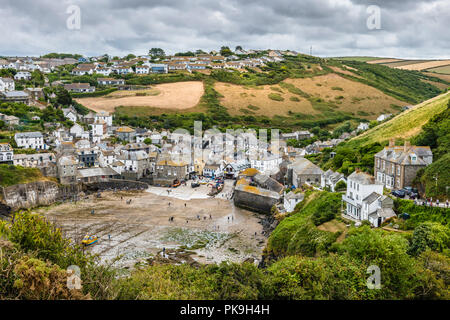 Die spektakuläre Aussicht auf den kleinen Hafen hoch über Port Isaac in North Cornwall, bekannt durch die beliebte TV-Serie 'Doc Martin'. Stockfoto