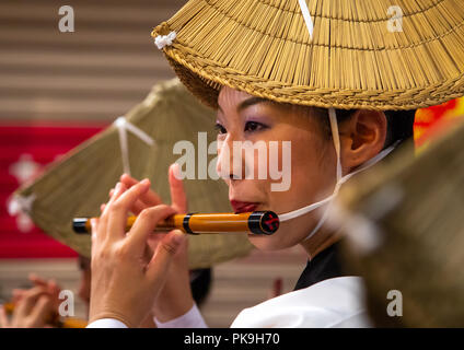 Japanische Frau mit Strohhut während der koenji Awaodori dance Summer Street Festival, Region Kanto, Tokio, Japan Stockfoto