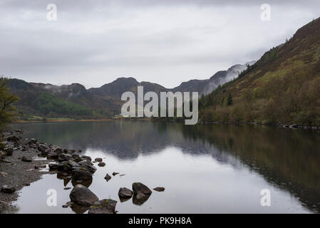 Regnerischen Frühlingstag am Llyn Crafnant Trefriw in der Nähe von Snowdonia, North Wales. Stockfoto