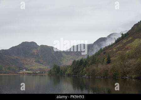 Regnerischen Frühlingstag am Llyn Crafnant Trefriw in der Nähe von Snowdonia, North Wales. Stockfoto