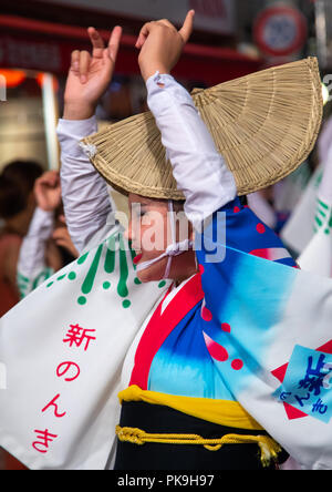 Japanische Mädchen mit Strohhut während der koenji Awaodori dance Summer Street Festival, Region Kanto, Tokio, Japan Stockfoto