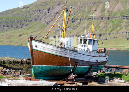 Altes Fischerboot im Hafen von Seydisfjördur - Island Stockfoto