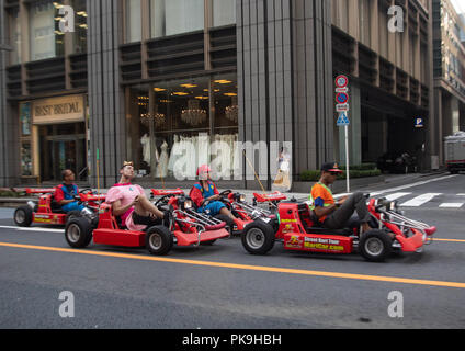 Menschen fahren Kart fahren Autos in Super Mario gekleidet, Region Kanto, Tokio, Japan Stockfoto