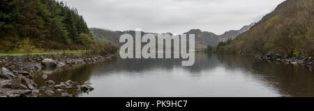 Regnerischen Frühlingstag am Llyn Crafnant Trefriw in der Nähe von Snowdonia, North Wales. Stockfoto