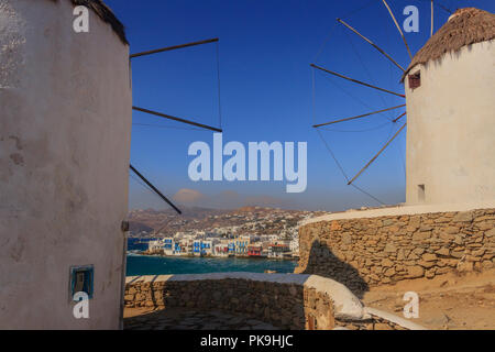 Weiß berühmten Windmühlen mit Blick auf Klein Venedig und Mykonos Stadt, Mykonos, Kykladen, Griechenland. Stockfoto