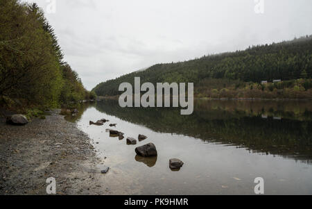 Regnerischen Frühlingstag am Llyn Crafnant Trefriw in der Nähe von Snowdonia, North Wales. Stockfoto