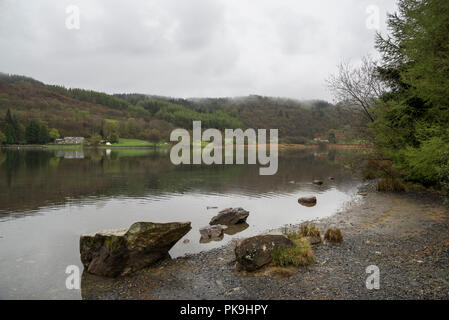 Regnerischen Frühlingstag am Llyn Crafnant Trefriw in der Nähe von Snowdonia, North Wales. Stockfoto