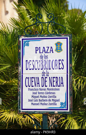 Plaza de los descubridores, Entdecker Plaza, Namen der Entdecker auf eine Plakette, die Höhlen von Nerja, Malaga, Spanien Stockfoto