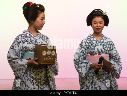 Maiko Frauen, ein Spiel auf der Bühne, die Region Kansai, Kyoto, Japan Stockfoto