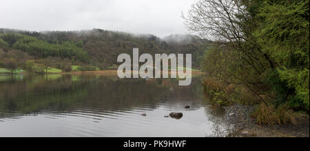 Regnerischen Frühlingstag am Llyn Crafnant Trefriw in der Nähe von Snowdonia, North Wales. Stockfoto