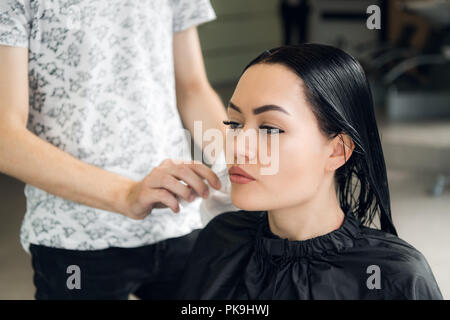 Friseur Schneiden der Frau Haar im Salon, Lächeln, Front View, Nahaufnahme, Porträt Stockfoto