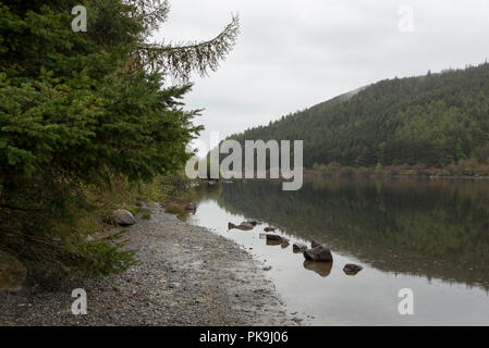 Regnerischen Frühlingstag am Llyn Crafnant Trefriw in der Nähe von Snowdonia, North Wales. Stockfoto