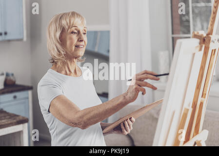 Künstler tragen weiße Hemd in der Nähe von Zeichnung Staffelei Stockfoto