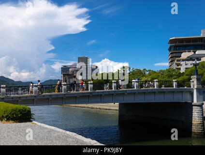 Brücke im Peace Memorial Park, Chugoku region, Hiroshima, Japan Stockfoto