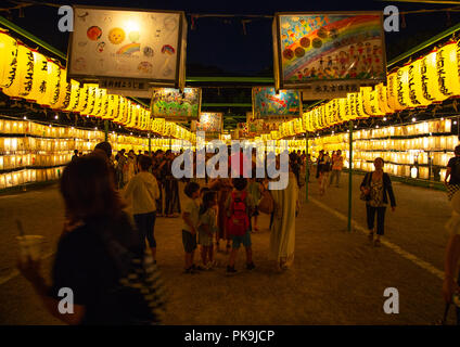 Lackierten Laternen während Gokoku schrein Mitama matsuri Festival für danken, Ahnen und gefallenen Soldaten, Kyushu region, Fukuoka, Japan Stockfoto