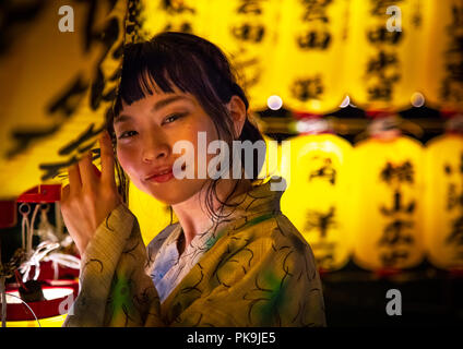 Japanische Frau in yaukuta während Gokoku schrein Mitama matsuri Obon Festival feiert die Rückkehr der Geister der Toten, Kyushu Region Fukuoka Stockfoto