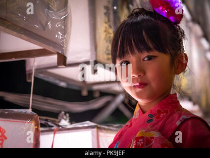 Japanische Mädchen in yaukuta während Gokoku schrein Mitama matsuri Obon Festival feiert die Rückkehr der Geister der Toten, Kyushu region, Fukuoka, Stockfoto