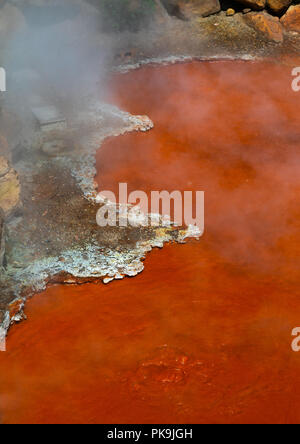 Orange Fango Hölle in der Kamado jigoku Kochtopf Hölle, in der Präfektur Oita Beppu, Japan Stockfoto