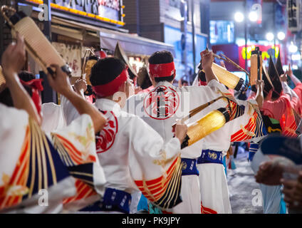 Japanischen Tänzer während der koenji Awaodori dance Summer Street Festival, Region Kanto, Tokio, Japan Stockfoto