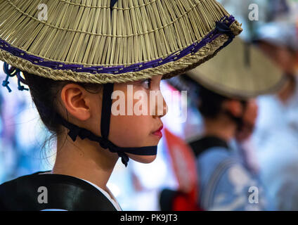 Japanisches Kind mit Strohhut während der koenji Awaodori dance Summer Street Festival, Region Kanto, Tokio, Japan Stockfoto